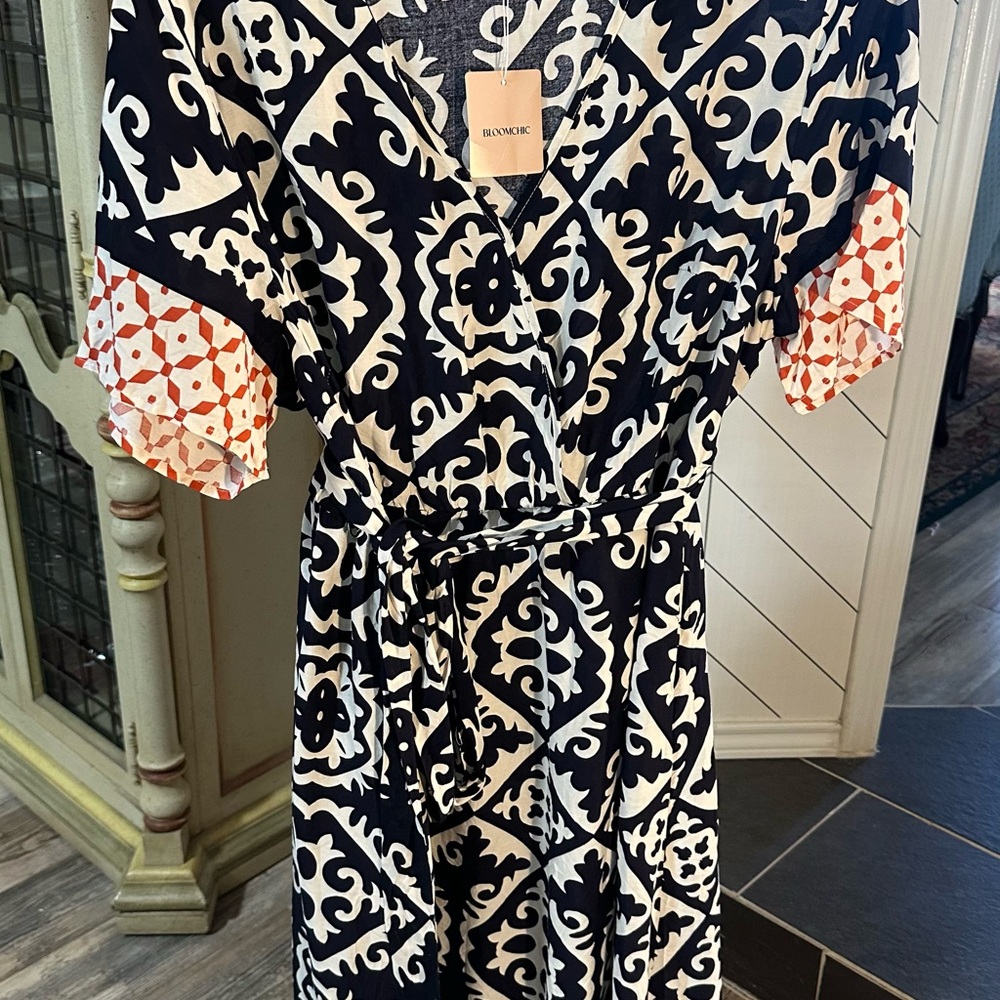 BloomChic Navy and Cream Textured Top